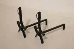 Paire de chenets moderniste en fer forgé