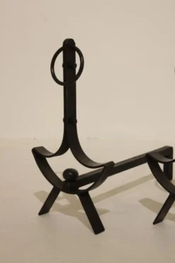 Paire de chenets moderniste en fer forgé