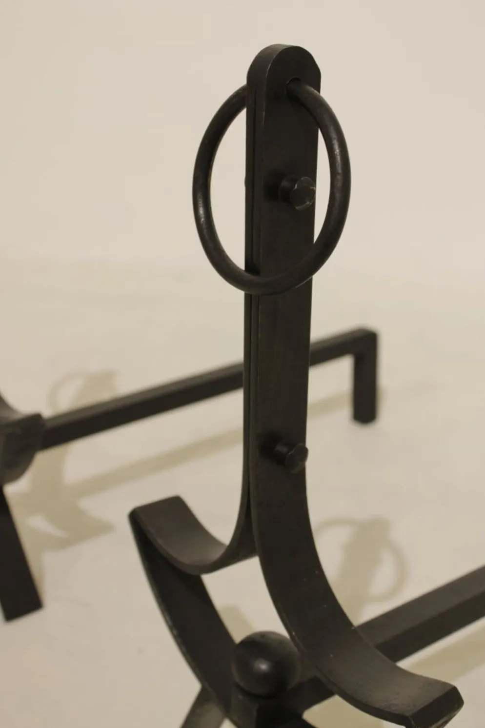 Paire de chenets moderniste en fer forgé