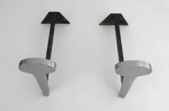 Paire de chenets modernistes en acier chromé et fer forgé