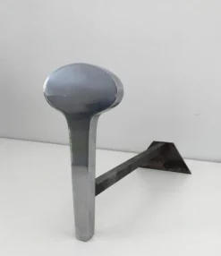 Paire de chenets modernistes en acier chromé et fer forgé