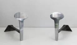 Paire de chenets modernistes en acier chromé et fer forgé
