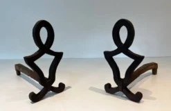 Paire de Chenets Modernistes en Fonte à Montants en Figure Stylisée, de Ray