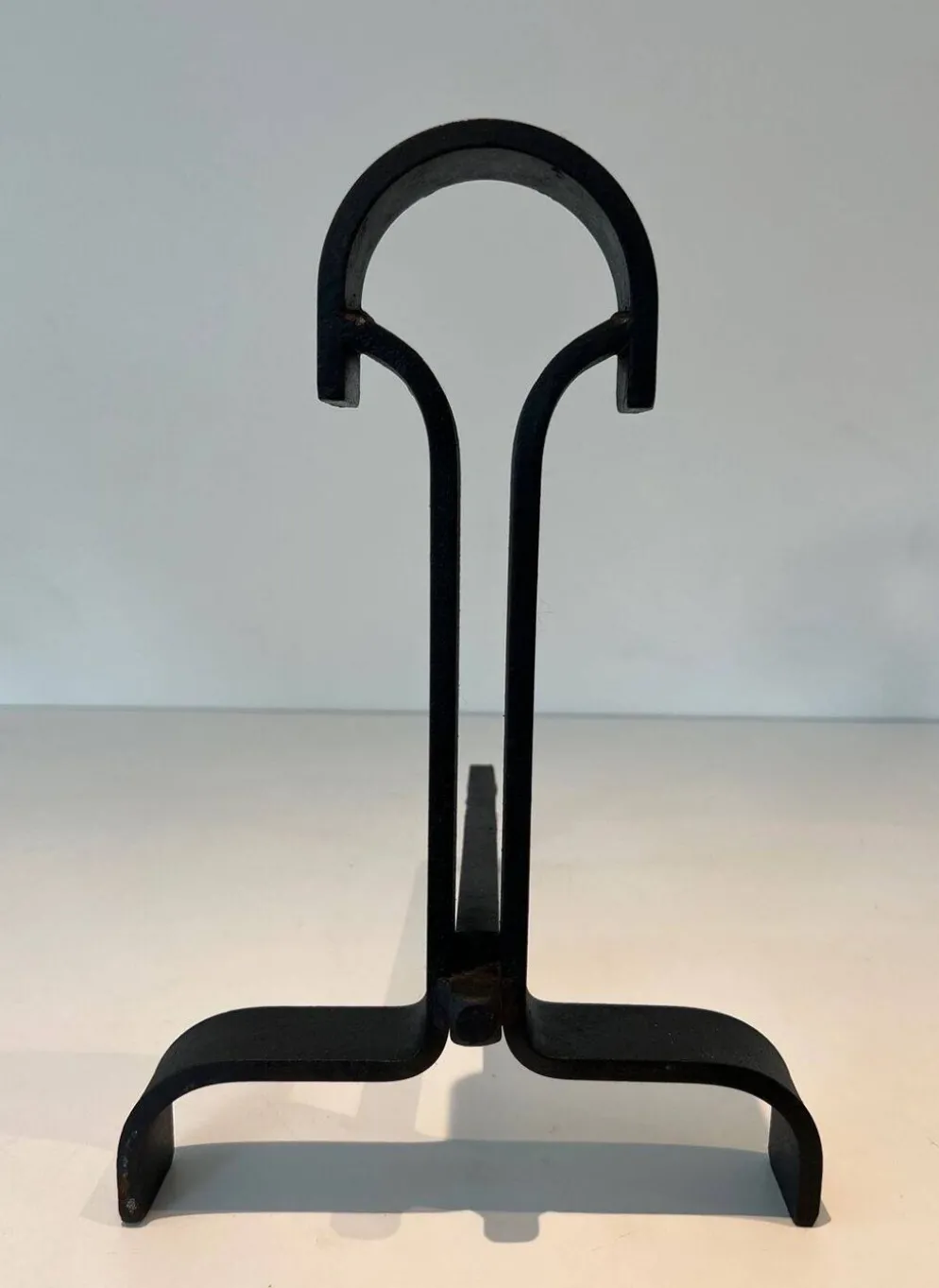 Paire de Chenets Modernistes en Fer Forgé à Finials en Goutte et Bases Évas
