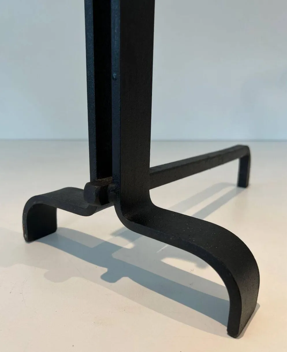 Paire de Chenets Modernistes en Fer Forgé à Finials en Goutte et Bases Évas