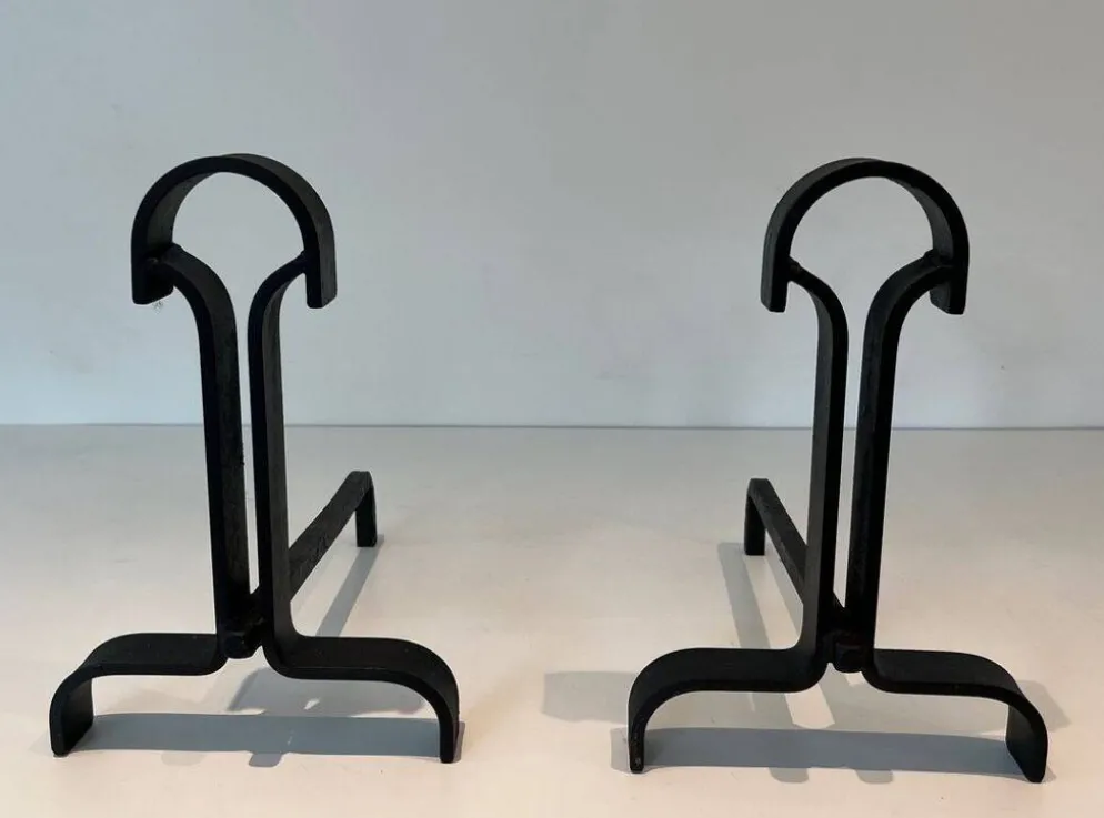 Paire de Chenets Modernistes en Fer Forgé à Finials en Goutte et Bases Évas