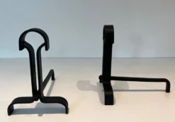 Paire de Chenets Modernistes en Fer Forgé à Finials en Goutte et Bases Évas