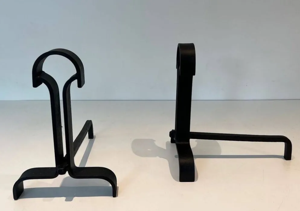 Paire de Chenets Modernistes en Fer Forgé à Finials en Goutte et Bases Évas