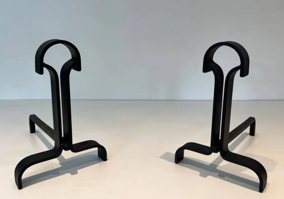 Paire de Chenets Modernistes en Fer Forgé à Finials en Goutte et Bases Évas