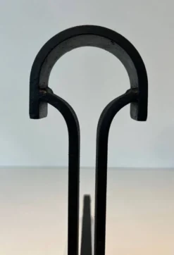 Paire de Chenets Modernistes en Fer Forgé à Finials en Goutte et Bases Évas