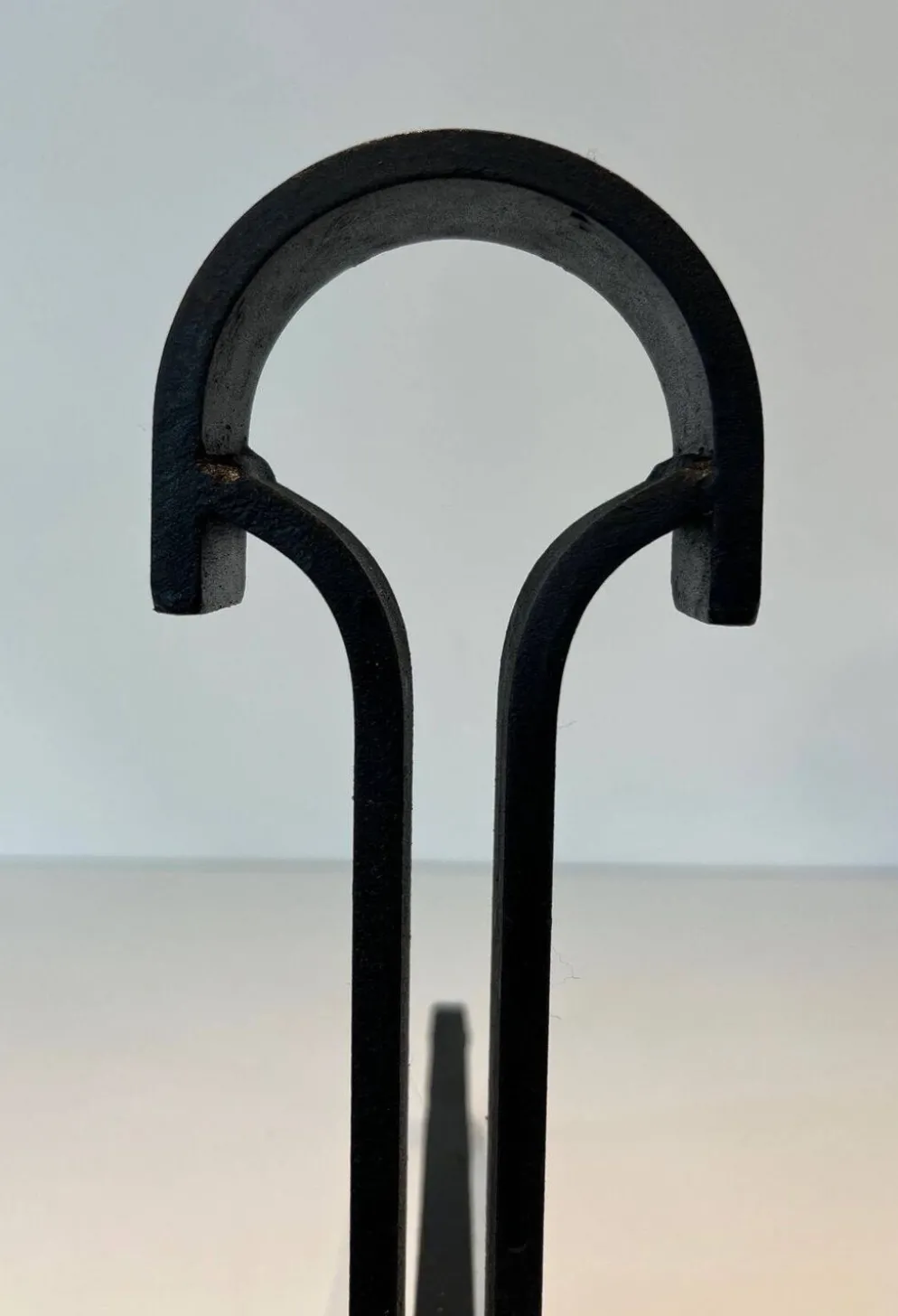 Paire de Chenets Modernistes en Fer Forgé à Finials en Goutte et Bases Évas
