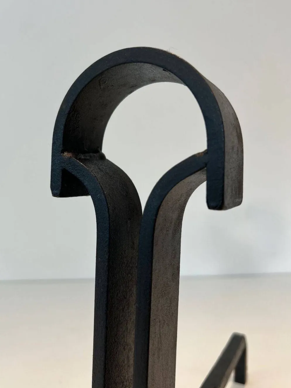 Paire de Chenets Modernistes en Fer Forgé à Finials en Goutte et Bases Évas
