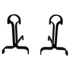 Paire de Chenets Modernistes en Fer Forgé à Finials en Goutte et Bases Évas