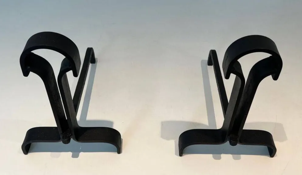 Paire de Chenets Modernistes en Fer Forgé à Finials en Goutte et Bases Évas