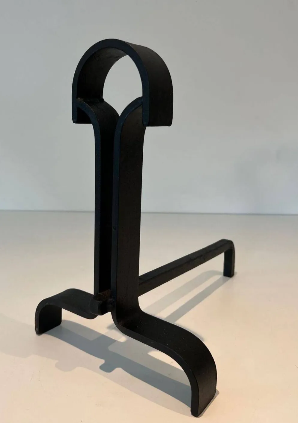 Paire de Chenets Modernistes en Fer Forgé à Finials en Goutte et Bases Évas