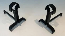 Paire de Chenets Modernistes en Fer Forgé à Finials en Goutte et Bases Évas