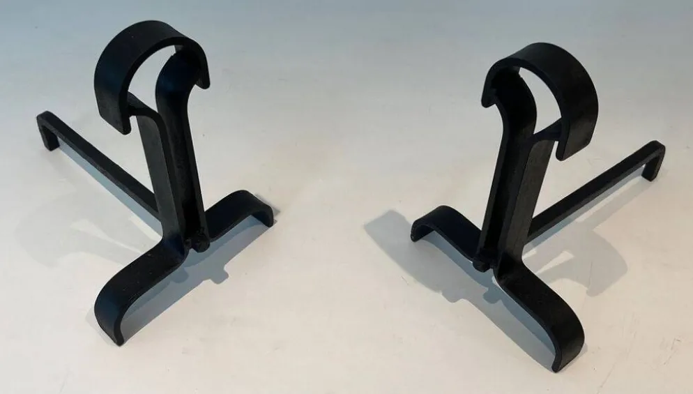 Paire de Chenets Modernistes en Fer Forgé à Finials en Goutte et Bases Évas