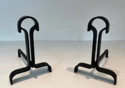 Paire de Chenets Modernistes en Fer Forgé à Finials en Goutte et Bases Évas