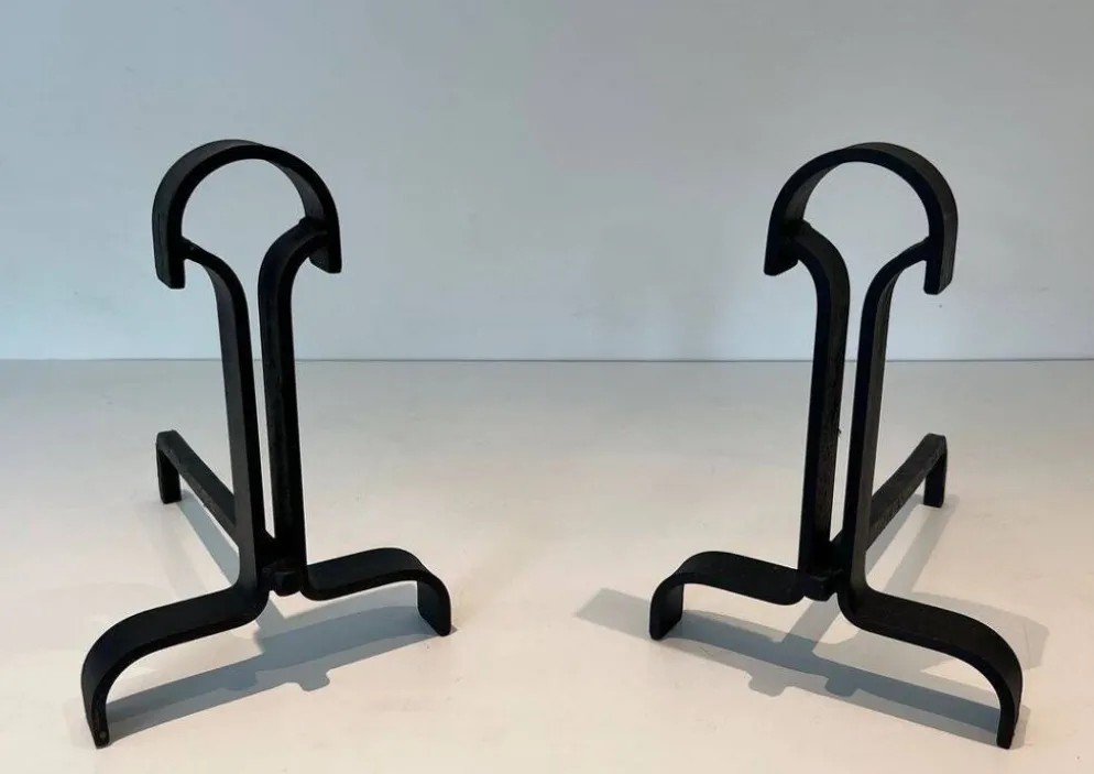 Paire de Chenets Modernistes en Fer Forgé à Finials en Goutte et Bases Évas