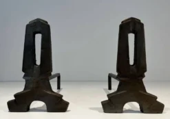Paire de Chenets Modernistes en Fonte à Montants Ajourés et Bases Trépied