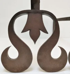 Paire de chenets sculpturaux en fonte à têtes torsadées
