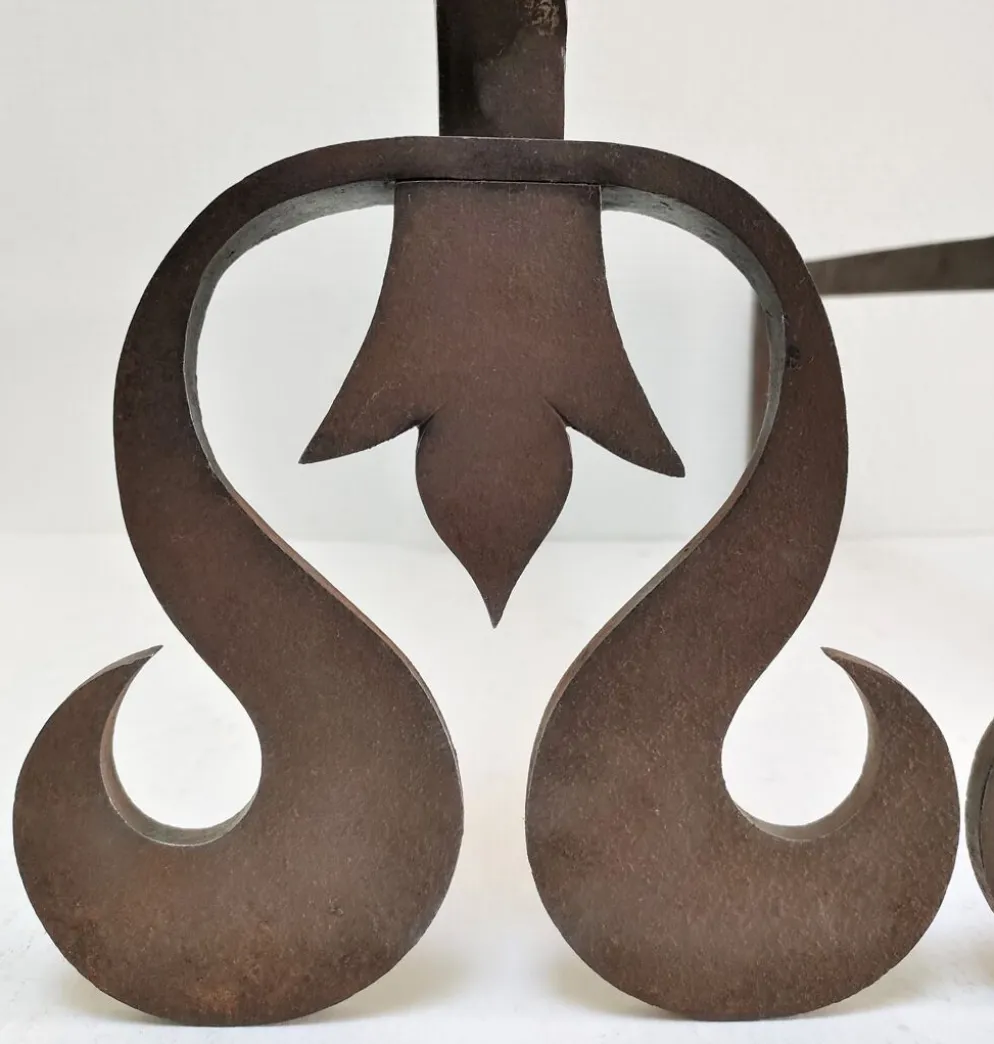 Paire de chenets sculpturaux en fonte à têtes torsadées