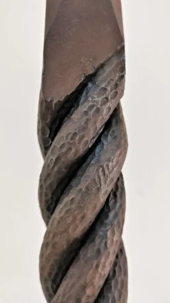 Paire de chenets sculpturaux en fonte à têtes torsadées