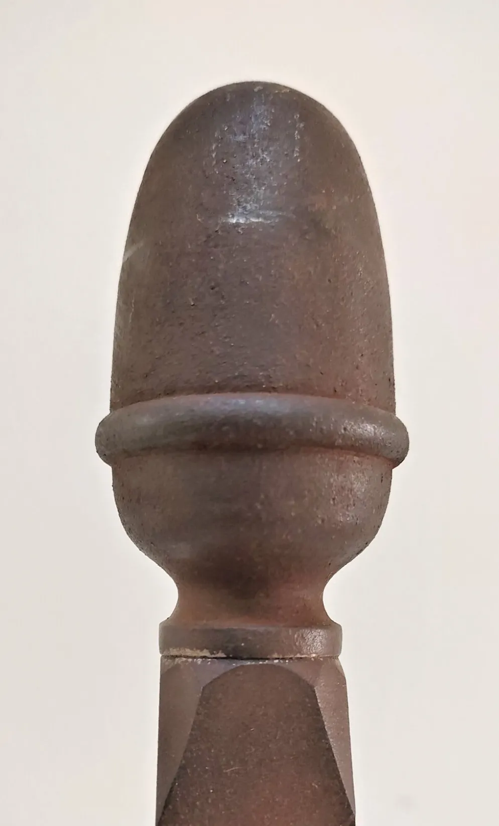 Paire de chenets sculpturaux en fonte à têtes torsadées