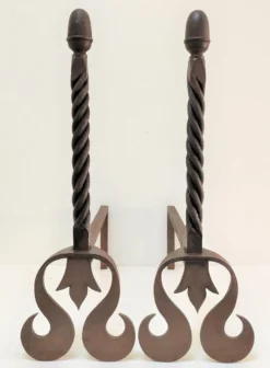 Paire de chenets sculpturaux en fonte à têtes torsadées