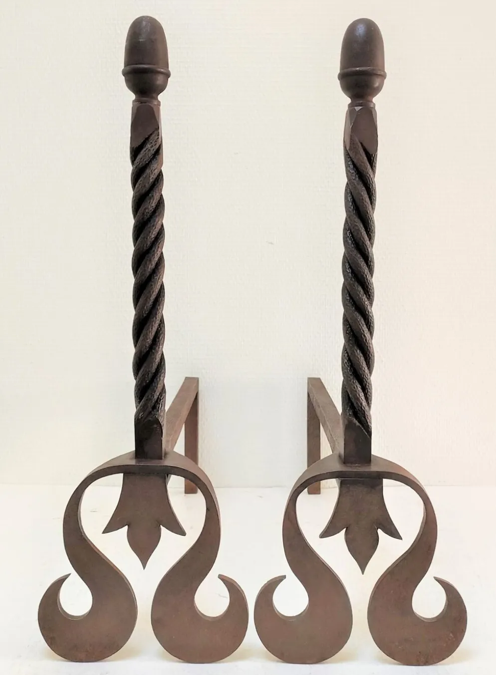 Paire de chenets sculpturaux en fonte à têtes torsadées