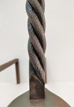 Paire de chenets sculpturaux en fonte à têtes torsadées
