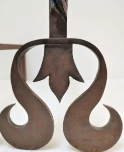 Paire de chenets sculpturaux en fonte à têtes torsadées