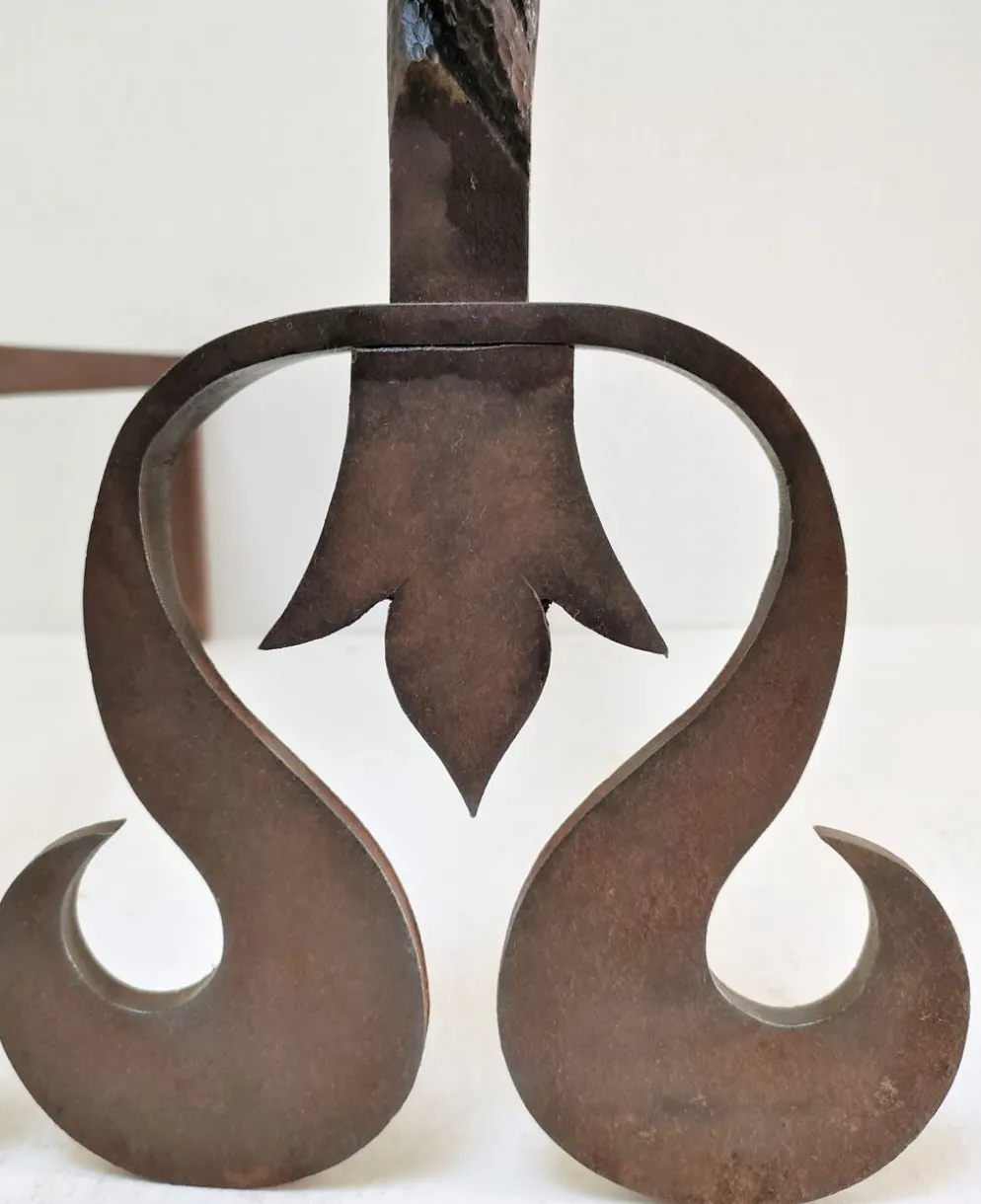 Paire de chenets sculpturaux en fonte à têtes torsadées