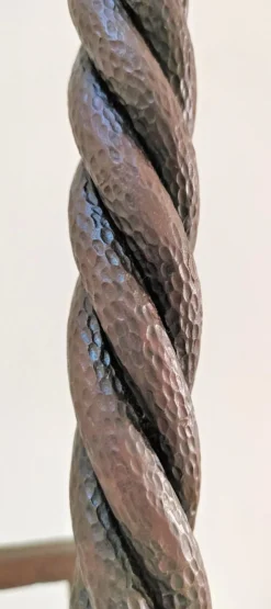 Paire de chenets sculpturaux en fonte à têtes torsadées