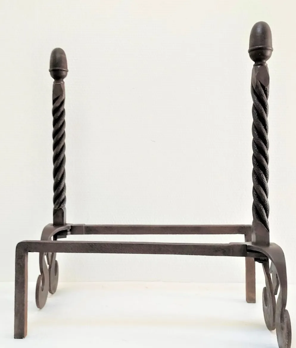 Paire de chenets sculpturaux en fonte à têtes torsadées