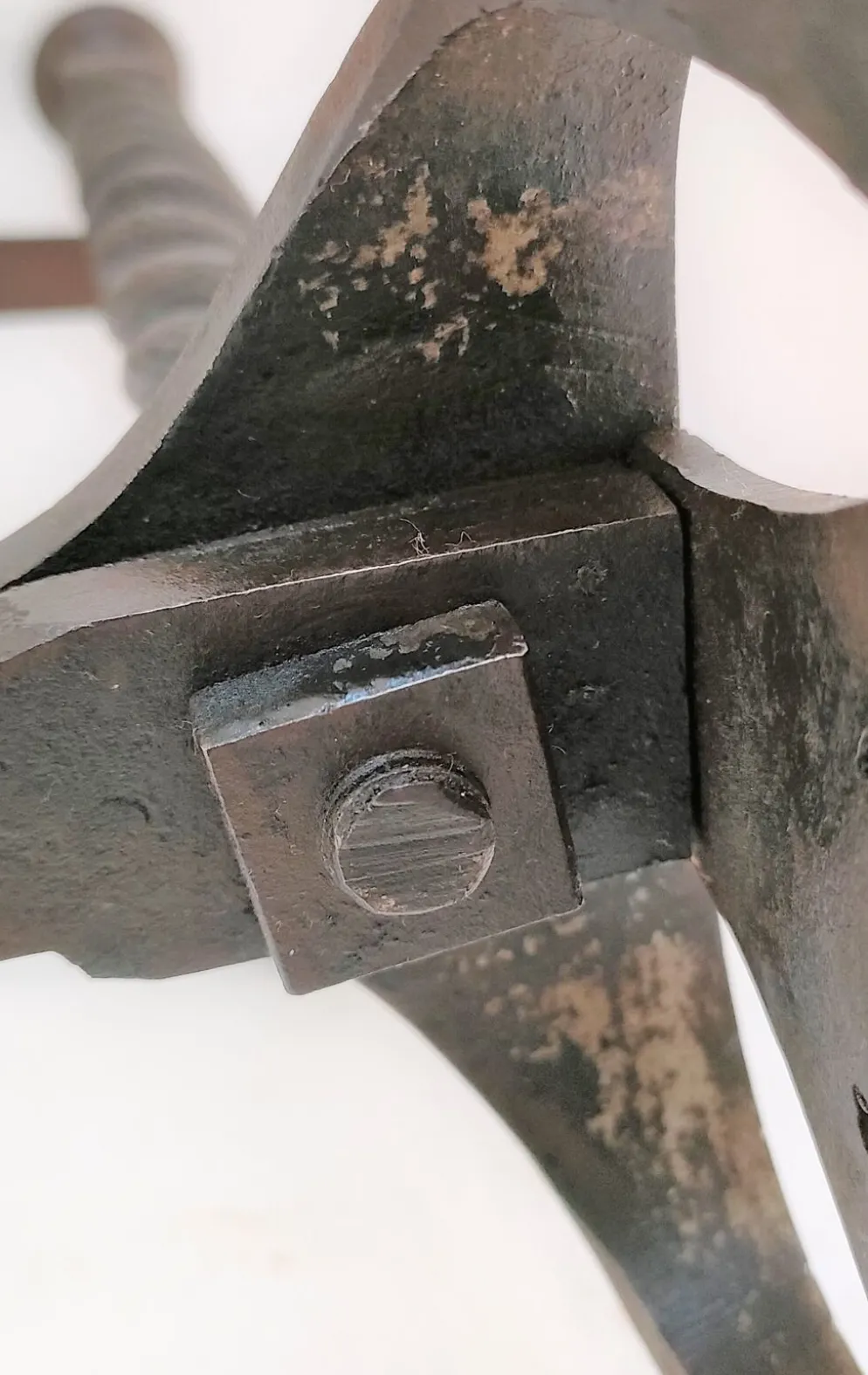 Paire de chenets sculpturaux en fonte à têtes torsadées