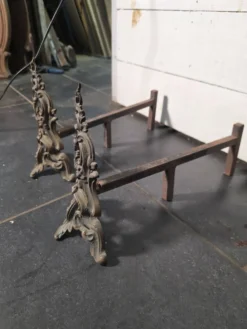 Paire de chenets style Louis XV en bronze