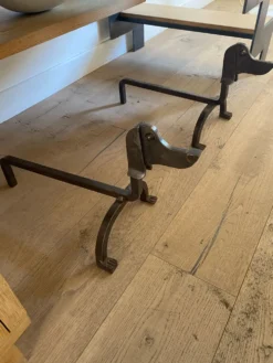 Paire de chenets teckels en fer forgé patiné – dans le goût d’Édouard