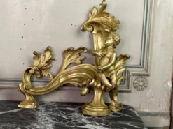 Paire de chenêts en bronze ciselé et doré d'après un modèle de Jacques Caffieri, Paris XIXème