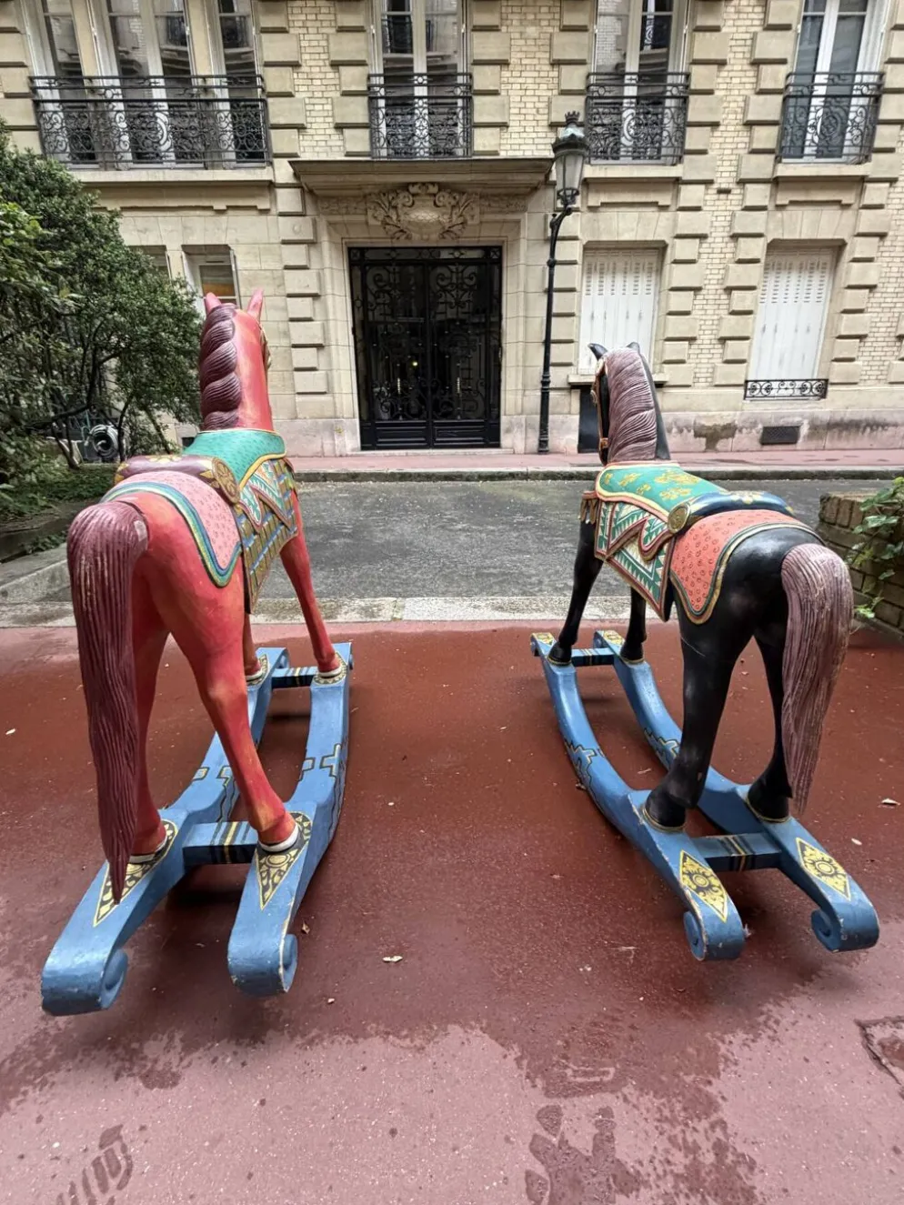 Paire de chevaux anciens asiatiques en bois – Début XXe siècle