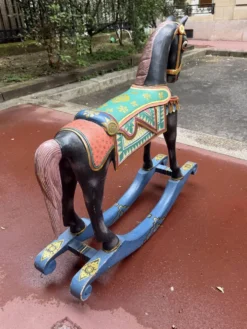 Paire de chevaux anciens asiatiques en bois – Début XXe siècle