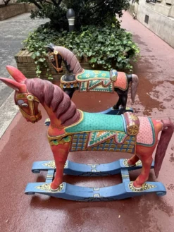 Paire de chevaux anciens asiatiques en bois – Début XXe siècle