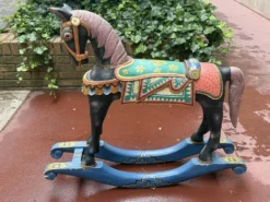 Paire de chevaux anciens asiatiques en bois – Début XXe siècle