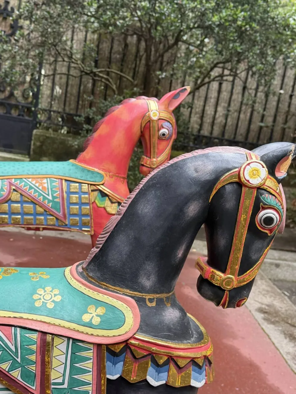 Paire de chevaux anciens asiatiques en bois – Début XXe siècle