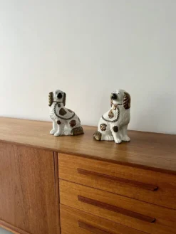 Paire de chiens en céramique Staffordshire – Angleterre, XXe siècle