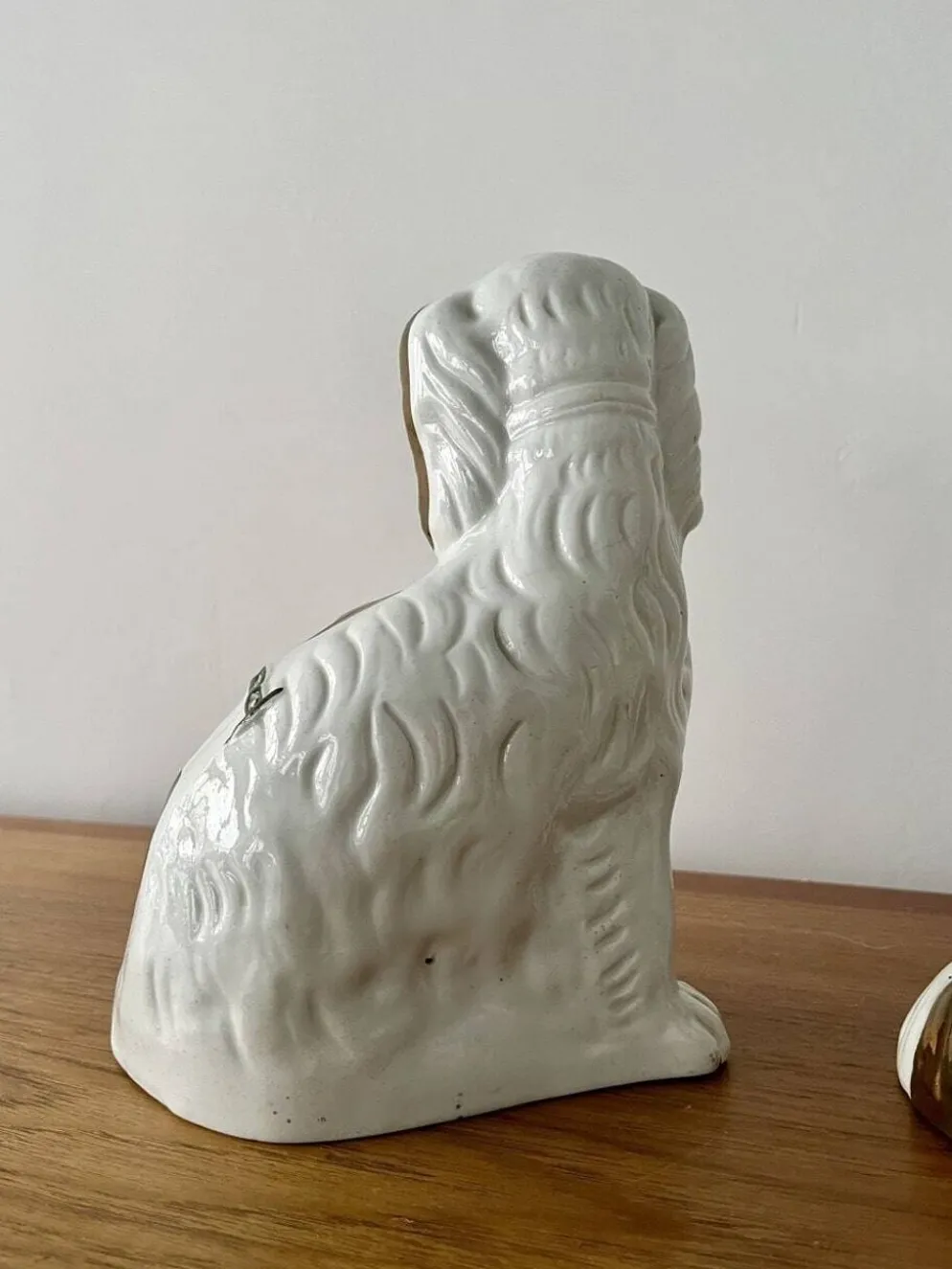 Paire de chiens en céramique Staffordshire – Angleterre, XXe siècle