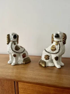 Paire de chiens en céramique Staffordshire – Angleterre, XXe siècle