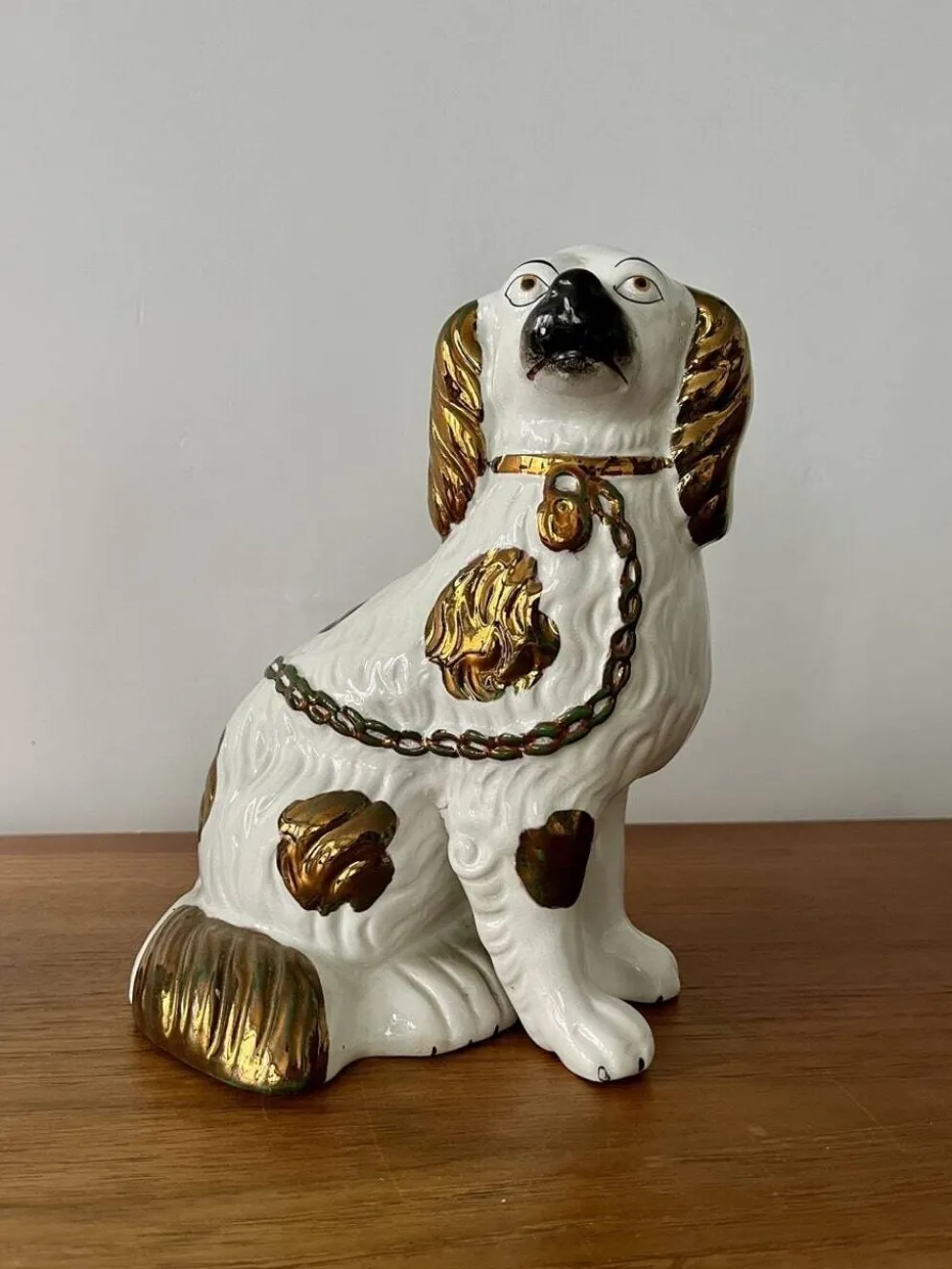 Paire de chiens en céramique Staffordshire – Angleterre, XXe siècle
