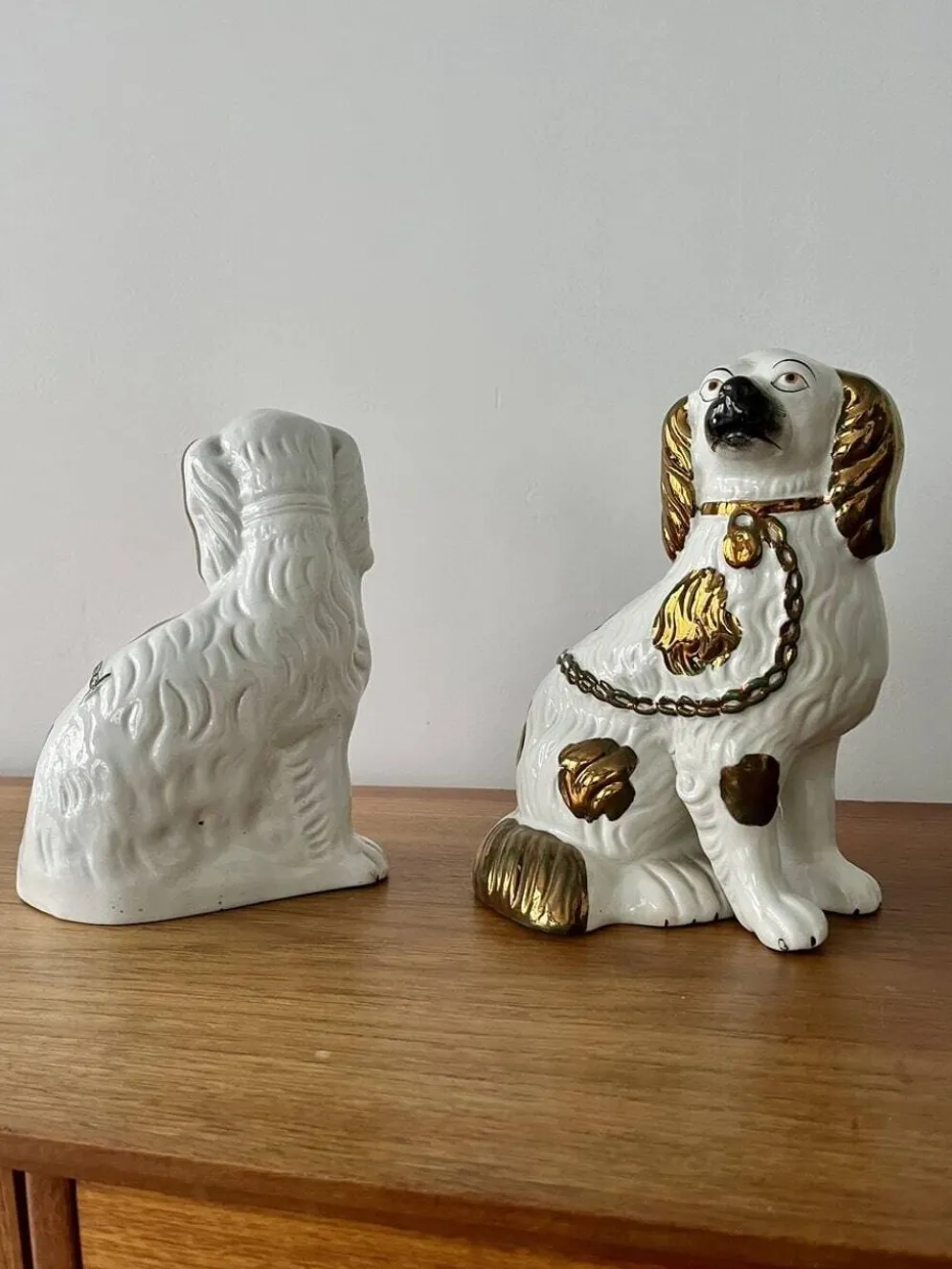 Paire de chiens en céramique Staffordshire – Angleterre, XXe siècle