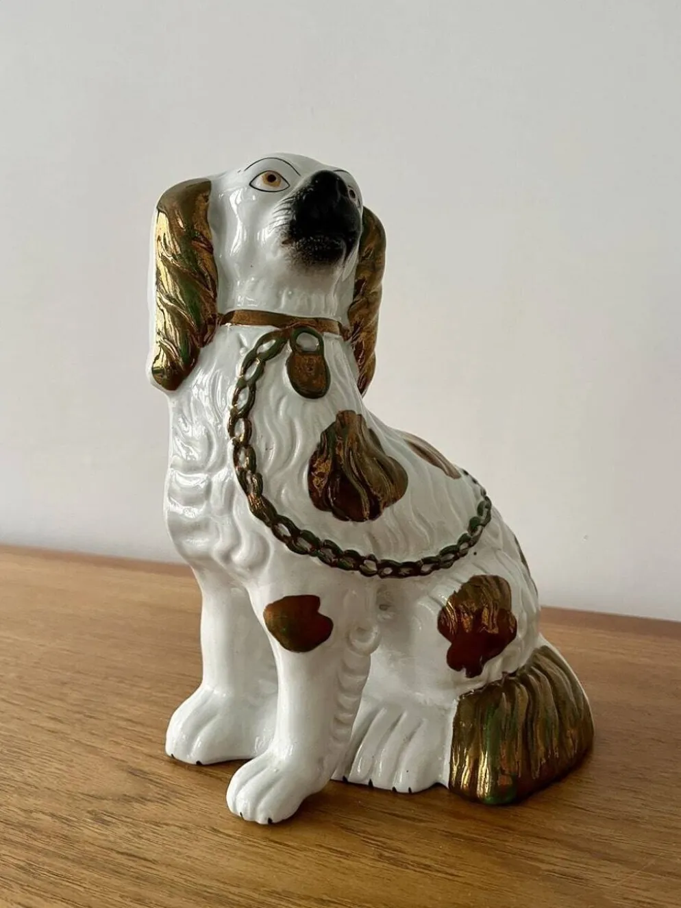 Paire de chiens en céramique Staffordshire – Angleterre, XXe siècle